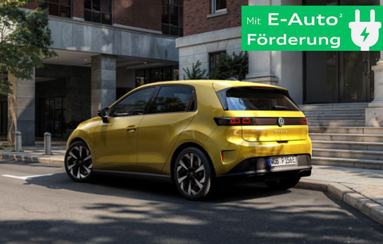 Gelber Volkswagen Polo steht vor einem modernen Gebäude mit Treppen und Bäumen