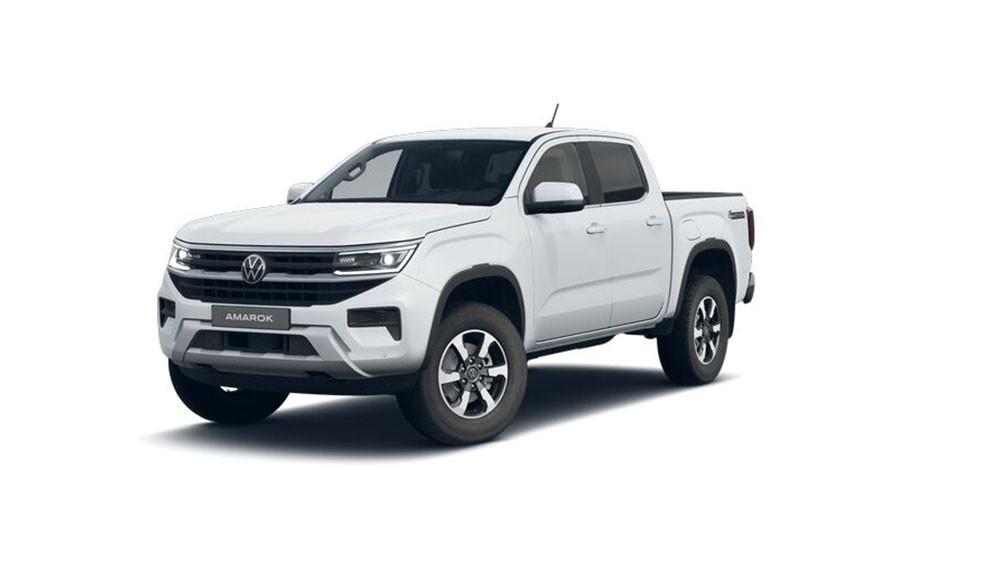 Ein weißer Pickup mit Doppelkabine steht vor weißem Hintergrund. Die Frontpartie zeigt einen breiten Kühlergrill mit dem Volkswagen-Logo in der Mitte. Die Scheinwerfer sind schmal und verlaufen seitlich. Die Motorhaube ist leicht gewölbt, die Stoßstange hat dunkle Einsätze. Die Räder sind mehrspeichig und silberfarben. Die Türgriffe und Außenspiegel sind in Wagenfarbe lackiert. Am unteren Rand der Front ist ein Kennzeichen mit dem Schriftzug 'AMAROK' zu sehen.